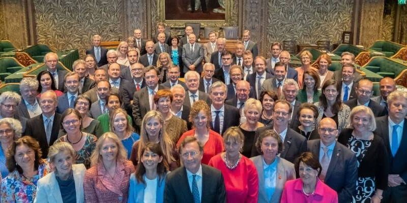 Tijdens het Tweede Kamer schaakspel, gebeurt het in de Eerste Kamer voor de Wietwet