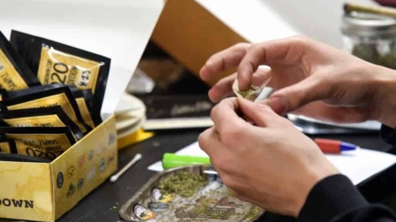 Waarom je coffeeshop niet wilt dat je puur gaat roken | Column