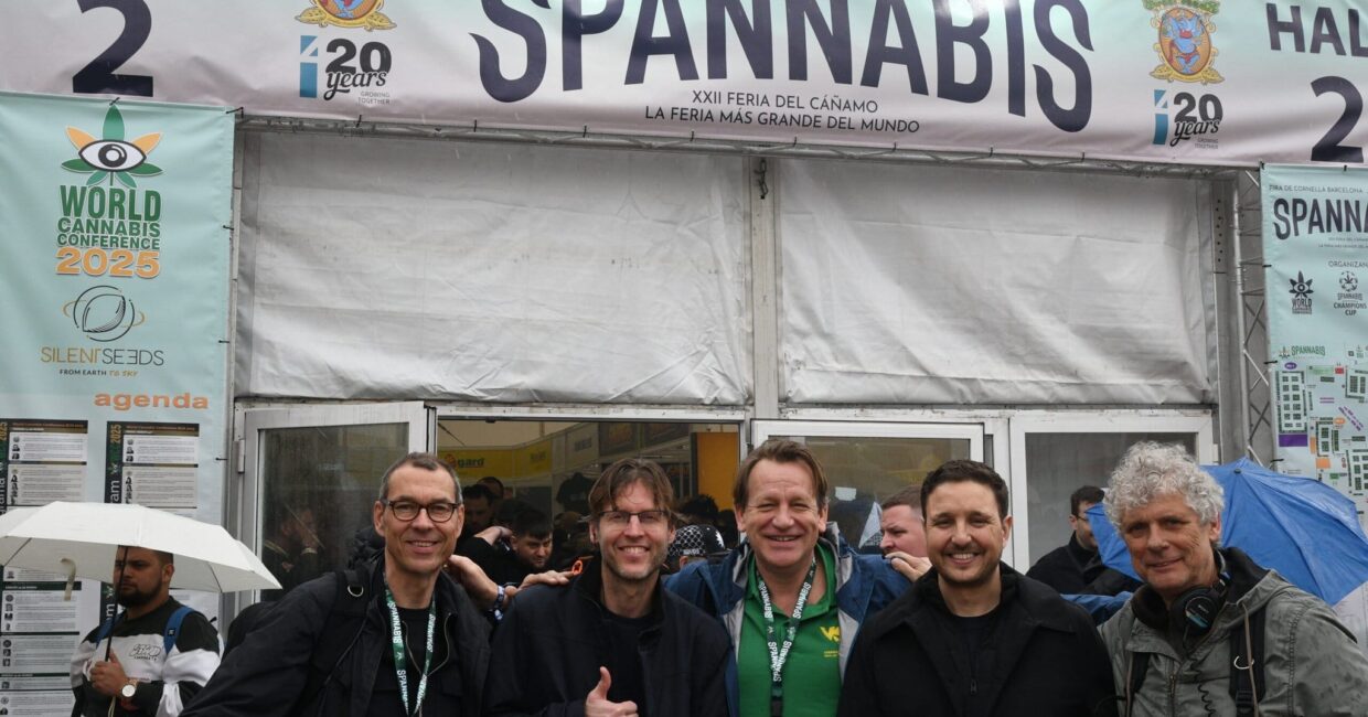 Andere Tijden crew met Derrick Bergman op Spannabis 2025 in Barcelona