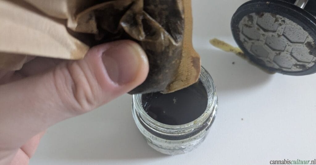 Pot by Noids review koffiefilter uitknijpen