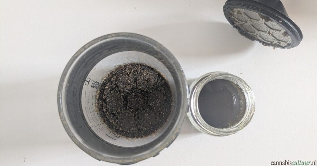 Pot by Noids review wiet na het persen